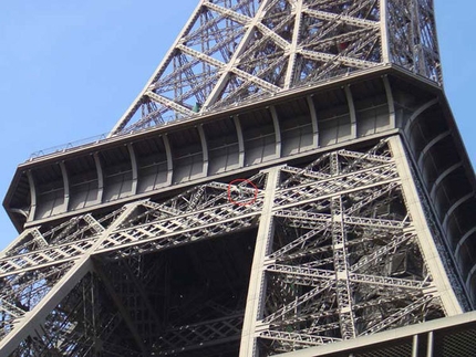 Arrampicare per la Birmania: Robertson arrestato mentre scala la Tour Eiffel