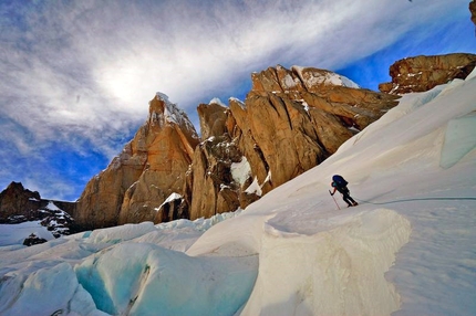 Cerro Torre: atleti CAMP in vetta per la via dei Ragni! - Il Cerro Torre: il grido di pietra, una leggenda nella storia dell'alpinismo, una sentinella di granito ai margini dello Hielo Patagonico Sur, sferzata dai venti del Pacifico carichi di umidità pronta a condensarsi. Così, a ovest, il Torre è un gigante perennemente incappucciato di bianco, dove passa la via di ghiaccio più bella del pianeta, tracciata dai Ragni di Lecco nel 1974