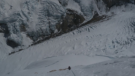 Nuptse - Gerlinde Kaltenbrunner all'inizio del pilastro nord del Nuptse.