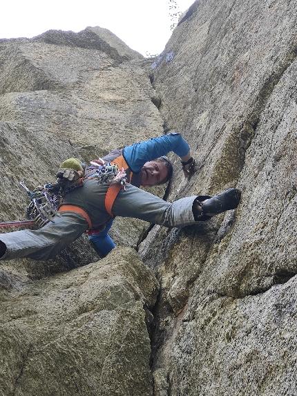 Valle dell'Orco, Noasca Towers Gran Traversata, Claudio Battezzati, Andrea Giorda - Noasca Towers Gran Traversata: Claudio Battezzati al diedro di attacco