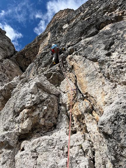 Via Bolago, Quarto Campanile degli Armi, Dolomiti di Brenta, Daniele Bolognani, Davide Dallago - Sul primo tiro della Via Bolago, Quarto Campanile degli Armi, Dolomiti di Brenta (Daniele Bolognani, Davide Dallago 06/08/2023)