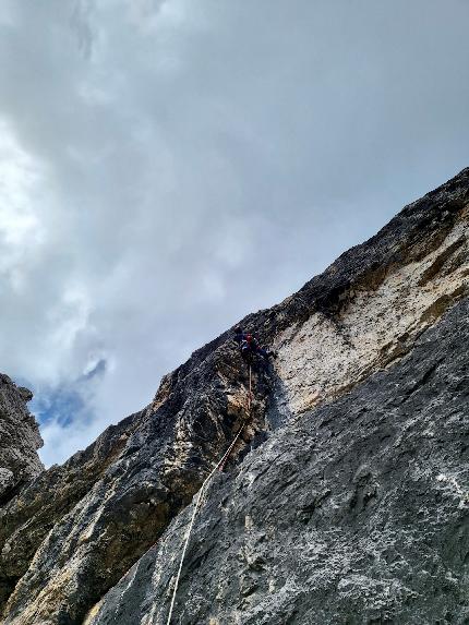 Via Bolago, Quarto Campanile degli Armi, Dolomiti di Brenta, Daniele Bolognani, Davide Dallago - Sul secondo tiro della Via Bolago, Quarto Campanile degli Armi, Dolomiti di Brenta (Daniele Bolognani, Davide Dallago 06/08/2023)