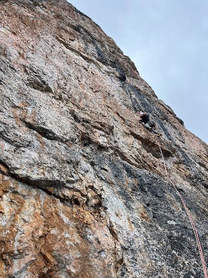 Via Bolago, Quarto Campanile degli Armi, Dolomiti di Brenta, Daniele Bolognani, Davide Dallago - Aprendo il quinto tiro della Via Bolago, Quarto Campanile degli Armi, Dolomiti di Brenta (Daniele Bolognani, Davide Dallago 06/08/2023)