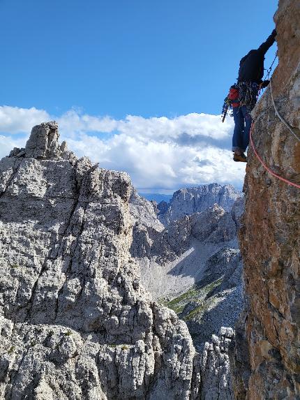 Via Bolago, Quarto Campanile degli Armi, Dolomiti di Brenta, Daniele Bolognani, Davide Dallago - Sul traverso del sesto tiro della Via Bolago, Quarto Campanile degli Armi, Dolomiti di Brenta (Daniele Bolognani, Davide Dallago 06/08/2023)