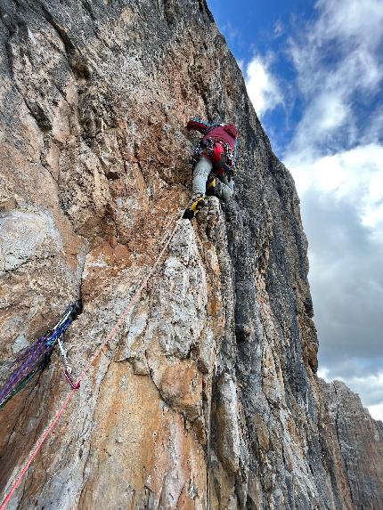 Via Bolago, Quarto Campanile degli Armi, Dolomiti di Brenta, Daniele Bolognani, Davide Dallago - Sul settimo tiro della Via Bolago, Quarto Campanile degli Armi, Dolomiti di Brenta (Daniele Bolognani, Davide Dallago 06/08/2023)