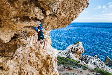 Sardegna, Petzl Legend Tour Italia  - Rolando Larcher su La Spalliera (7b+) a Biddiriscottai, Cala Gonone, Sardegna