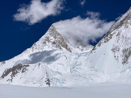 Gasherbrum IV, Dmitry Golovchenko, Sergey Nilov - Gasherbrum IV. La cresta SE è nel centro della foto