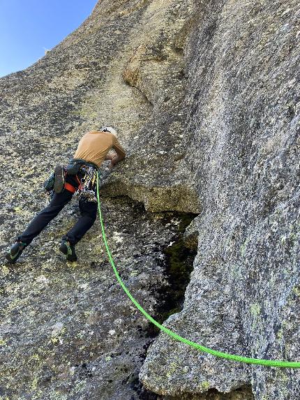 Labocaiana, Valle del Ferro, Val Masino, Paolo Marazzi, Riccardo Riva, Luca Robbiati - L'apertura di Labocaiana in Valle del Ferro, Masino - Bregaglia (Paolo Marazzi, Riccardo Riva, Luca Robbiati 2023)