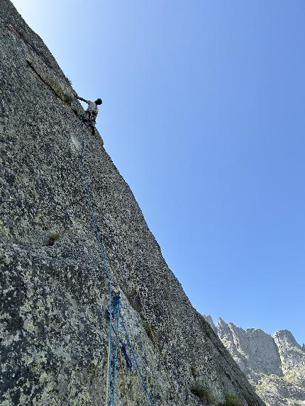 Labocaiana, Valle del Ferro, Val Masino, Paolo Marazzi, Riccardo Riva, Luca Robbiati - L'apertura di Labocaiana in Valle del Ferro, Masino - Bregaglia (Paolo Marazzi, Riccardo Riva, Luca Robbiati 2023)