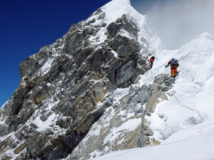 Ueli Steck - 18/05/2012 Ueli Steck & Everest: the famous Hillary Step