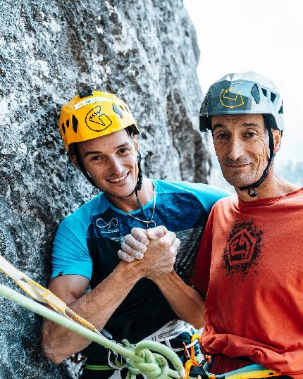 Alessandro Zeni, Wu Wei, Val Nuvola, Riccardo Scarian - Alessandro Zeni e Riccardo Scarian in sosta sulla loro 'Wu Wei' (9a, 180m), Picco delle Aquile, Monte Coppolo, Val Nuvola