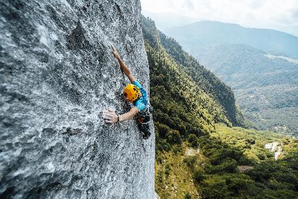 Alessandro Zeni, Wu Wei, Val Nuvola, Riccardo Scarian - Alessandro Zeni su 'Wu Wei' al Picco delle Aquile, Monte Coppolo, Val Nuvola. Aperta insieme a Riccardo Scarian, la via offre 5 tiri fino a 9a max e 8a obbligatorio.