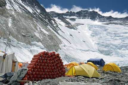 Ueli Steck - 18/05/2012 Ueli Steck & Everest: bottiglie d'ossigeno al Campo 2