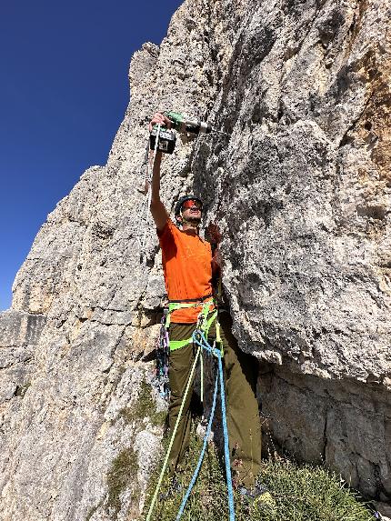 Valerio Giordano, Piccolo Lagazuoi, Dolomiti, Massimo da Pozzo, Giordano Riello, Perla Riello, Michele Titton - Giordano Riello in apertura sulla via 'Valerio Giordano' al Piccolo Lagazuoi, Dolomiti (Massimo da Pozzo, Giordano Riello, Perla Riello, Michele Titton 08/2023)
