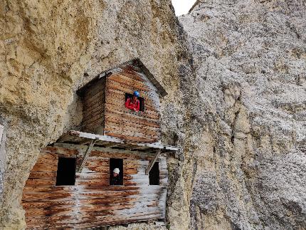 Sentiero dei Kaiserjäger, Passo Falzarego, Lagazuoi, Dolomiti - Baracca lungo la Cengia Martini, Sentiero dei Kaiserjäger (Lagazuoi, Dolomiti)