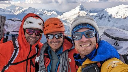 Ranrapalca, Perù - Eneko Pou, Micher Quito e Iker Pou in cima al Ranrapalca, Cordillera Blanca, Perù, dopo aver salito la parete NO