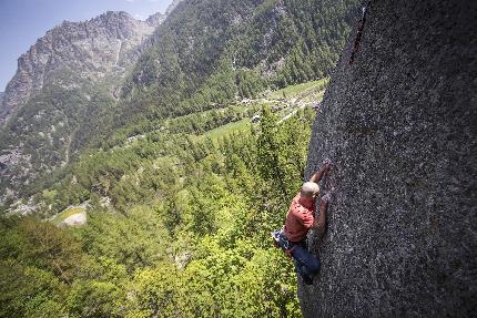 Valle Orco Falesia del Dado - Simone Papalia in arrampicata alla falesia del Dado, Valle dell'Orco