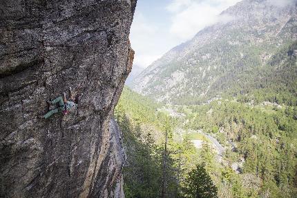 Valle Orco Falesia del Dado - Andrea Migliano in arrampicata alla falesia del Dado, Valle dell'Orco