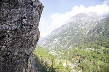 Valle Orco Falesia del Dado - Andrea Migliano in arrampicata alla falesia del Dado, Valle dell'Orco