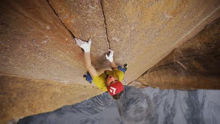 Eternal Flame, Nameless Tower, Trango, Barbara Zangerl, Jacopo Larcher - Barbara Zangerl assicurata da Jacopo Larcher sulla Eternal Flame, Nameless Tower, Trango Towers, Pakistan, 07/2022