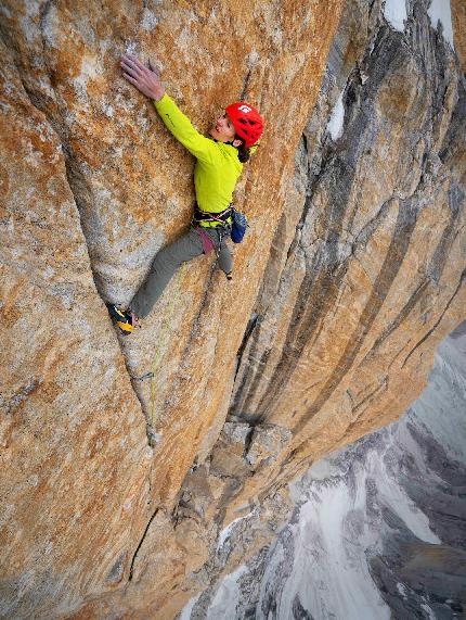 Eternal Flame, Nameless Tower, Trango, Barbara Zangerl, Jacopo Larcher - Barbara Zangerl assicurata da Jacopo Larcher sulla Eternal Flame, Nameless Tower, Trango Towers, Pakistan, 07/2022