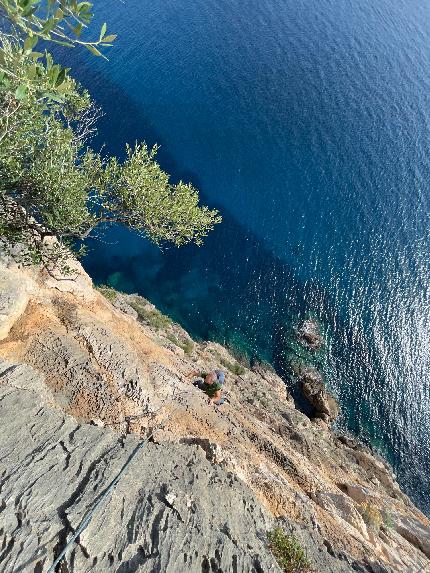 Marinaio di foresta - Pedra Longa, Baunei, Sardinia - Nicholas Hobley seconding Marinaio di foresta, Pedra Longa, Baunei, Sardinia