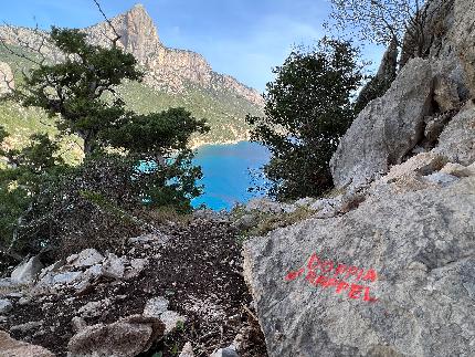 Marinaio di foresta - Pedra Longa, Baunei, Sardinia - The abseil descent off Marinaio di foresta, Pedra Longa, Baunei, Sardinia