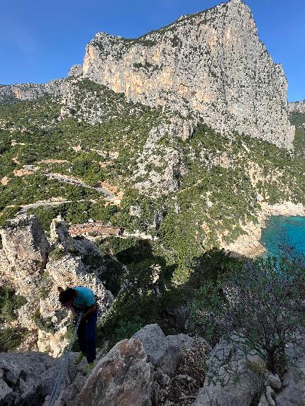 Marinaio di foresta - Pedra Longa, Baunei, Sardinia - The abseil descent off Marinaio di foresta, Pedra Longa, Baunei, Sardinia