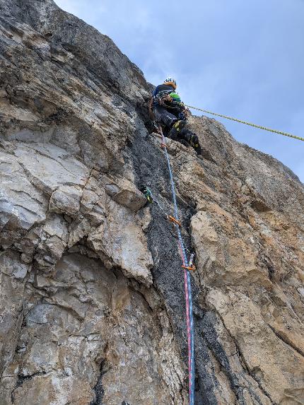 Via Melucci - Navasa, Torre Prati, Dolomiti di Brenta, Davide Danzi, Michele Lucchini, Tommaso Marchesini - Ripetendo la Via Melucci - Navasa alla Torre Prati nelle Dolomiti di Brenta (Davide Danzi, Michele Lucchini, Tommaso Marchesini 01/09/2023)