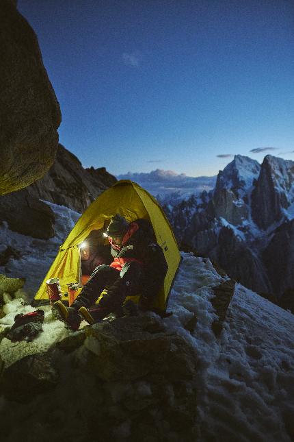 Eternal Flame, Nameless Tower, Trango Tower, Pakistan, Barbara Zangerl, Jacopo Larcher - Barbara Zangerl e Jacopo Larcher su Eternal Flame, Nameless Tower (Trango Pakistan) nel 2021