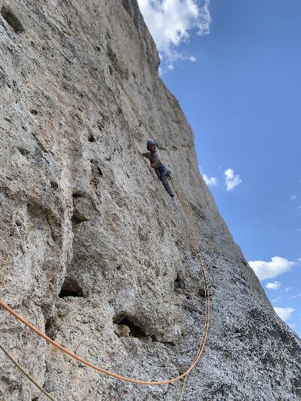 Torre della Vallaccia, Sasso delle Undici, Dolomiti, Luca Caldini, Luca Cornella - Apertura del terzo tiro della via 'Caldini - Cornella' alla Torre della Vallaccia, Dolomiti (Luca Caldini, Luca Cornella 20/08/2023)