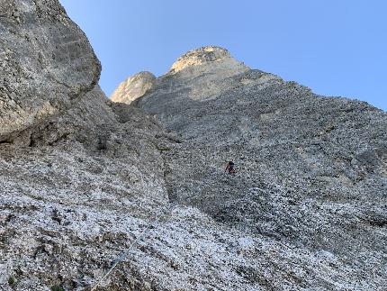 Torre della Vallaccia, Sasso delle Undici, Dolomiti, Luca Caldini, Luca Cornella - Il quinto tiro dello Spigolo Nord-ovest alla Torre della Vallaccia, Dolomiti. Dopo un altro tiro la 'Caldini - Cornella' tira dritto e sale subito a sinistra dei gialli