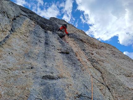 Torre della Vallaccia, Sasso delle Undici, Dolomiti, Luca Caldini, Luca Cornella - Apertura del quinto tiro della via 'Caldini - Cornella' alla Torre della Vallaccia, Dolomiti (Luca Caldini, Luca Cornella 20/08/2023)