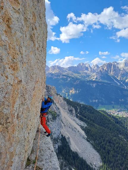 Torre della Vallaccia, Sasso delle Undici, Dolomiti, Luca Caldini, Luca Cornella - Arrivato in sosta al terzo tiro della via 'Caldini - Cornella' alla Torre della Vallaccia, Dolomiti (Luca Caldini, Luca Cornella 20/08/2023)