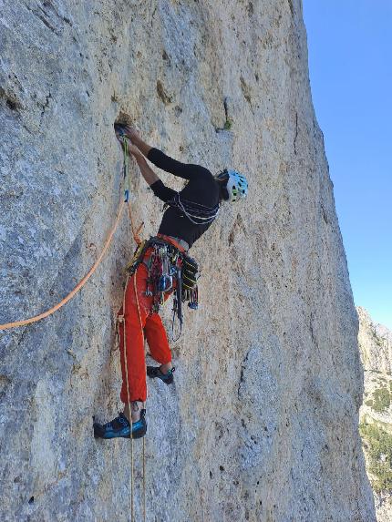 Torre della Vallaccia, Sasso delle Undici, Dolomiti, Luca Caldini, Luca Cornella - La partenza del secondo tiro della via 'Caldini - Cornella' alla Torre della Vallaccia, Dolomiti (Luca Caldini, Luca Cornella 20/08/2023)