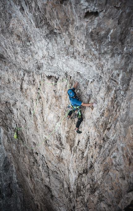 Simon Gietl, Mittlerer Zwölfer, Croda Antonio Berti, Dolomites - Simon Gietl making the solo first ascent of 'Identität' on Mittlerer Zwölfer / Croda Antonio Berti, Dolomites