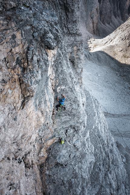 Simon Gietl, Mittlerer Zwölfer, Croda Antonio Berti, Dolomites - Simon Gietl making the solo first ascent of 'Identität' on Mittlerer Zwölfer / Croda Antonio Berti, Dolomites