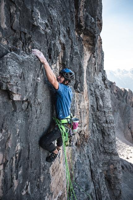 Simon Gietl, Mittlerer Zwölfer, Croda Antonio Berti, Dolomites - Simon Gietl making the solo first ascent of 'Identität' on Mittlerer Zwölfer / Croda Antonio Berti, Dolomites