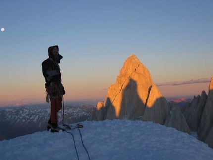 Traversata Standhardt, Herron, Egger - Alessandro Beltrami con l’ombra del Torre riflessa sulla ovest del Fitz Roy