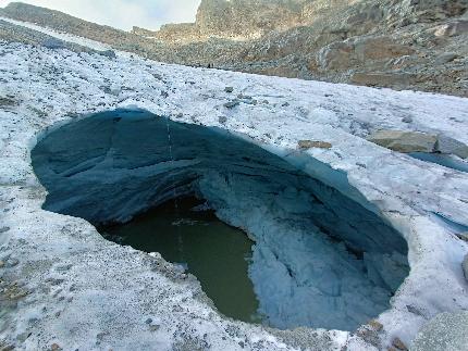 Ghiacciaio del Grand Etret, Valsavarenche, Valle d'Aosta - Ghiacciaio del Grand Etret, Valsavarenche: grotta glaciale 