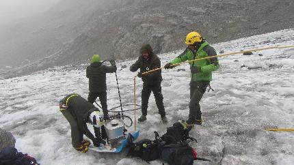 Ghiacciaio del Grand Etret, Valsavarenche, Valle d'Aosta - Ghiacciaio del Grand Etret, Valsavarenche: posa nuove paline con sonda a vapore