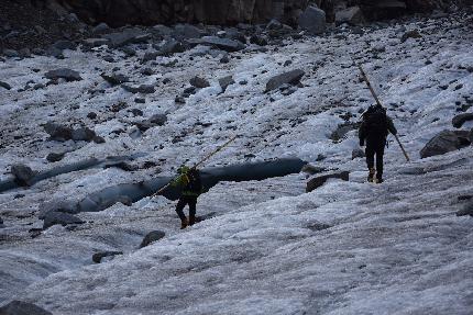 Grand Etret glacier, Valsavarenche, Valle d'Aosta - Grand Etret glacier, Valsavarenche: transporting gear