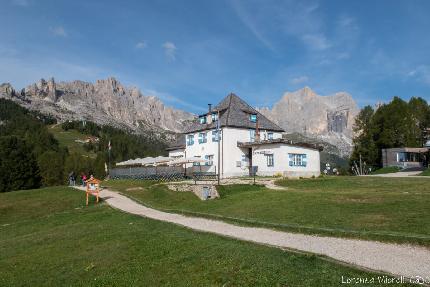 Il Rifugio Ciampedié in Val di Fassa (Dolomiti) cerca un nuovo gestore