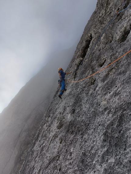 Spiz d’Agner, Valle di San Lucano, Dolomiti - Samuel Zeni sul secondo tiro di 'Felicità a momenti', Spiz d’Agner Sud (Valle di San Lucano, Dolomiti)