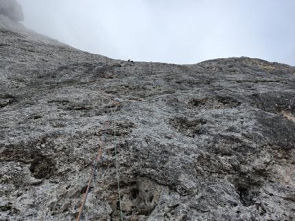 Spiz d’Agner, Valle di San Lucano, Dolomiti - Samuel Zeni sul secondo tiro di 'Felicità a momenti', Spiz d’Agner Sud (Valle di San Lucano, Dolomiti)