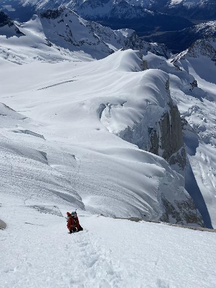 Aguja Poincenot, Patagonia, Whillans-Cochrane, Vivian Bruchez, Aurélien Lardy, Jules Socié - The Whillans ramp on Aguja Poincenot in Patagonia skied by Vivian Bruchez, Aurélien Lardy, Jules Socié on 21/09/2023