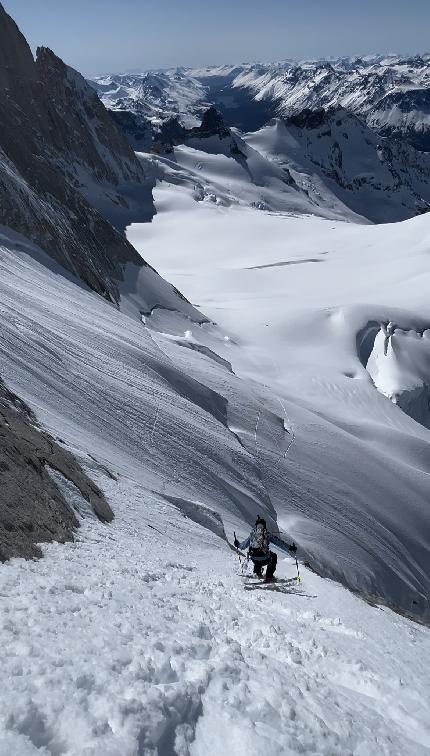 Aguja Poincenot, Patagonia, Whillans-Cochrane, Vivian Bruchez, Aurélien Lardy, Jules Socié - The Whillans ramp on Aguja Poincenot in Patagonia skied by Vivian Bruchez, Aurélien Lardy, Jules Socié on 21/09/2023