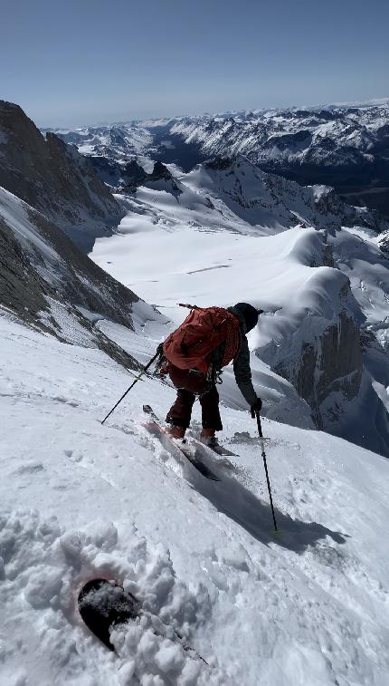 Aguja Poincenot, Patagonia, Whillans-Cochrane, Vivian Bruchez, Aurélien Lardy, Jules Socié - Aurélien Lardy skiiing the Whillans ramp on Aguja Poincenot in Patagonia with Vivian Bruchez and Jules Socié on 21/09/2023.