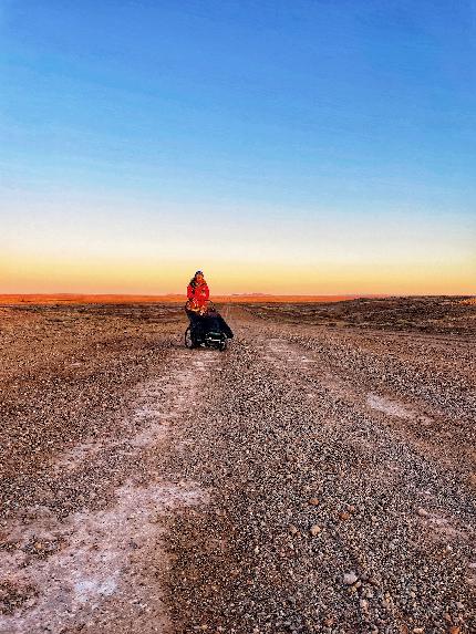 Uluru Australia - Nicolò Guarrera walking into the Australian desert