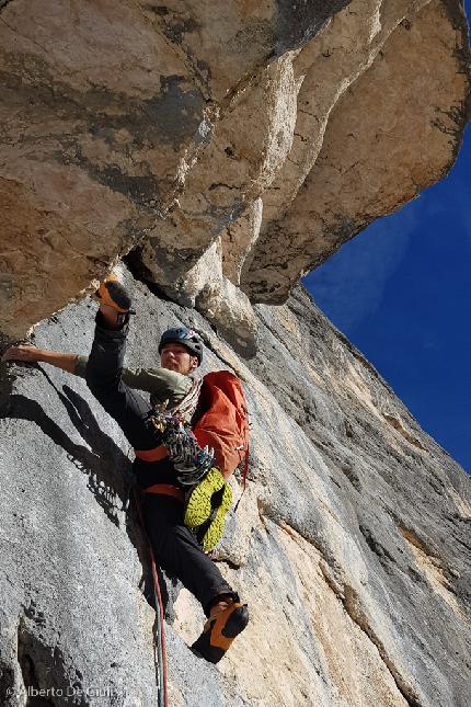 Los Angeles, Col Becchei, Dolomiti - Etienne Bernard sul diedro del secondo tiro della via Los Angeles 84, Spalti di Col Becchei, Dolomiti